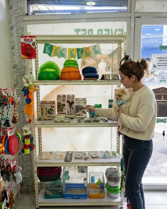 Accesorios y Vínculo: En nuestra veterinaria en Villa Alemana seleccionamos juguetes que fomentan el enriquecimiento ambiental. Fortalece el vínculo con tu mascota y estimula su mente con herramientas diseñadas para su felicidad diaria y salud emocional.